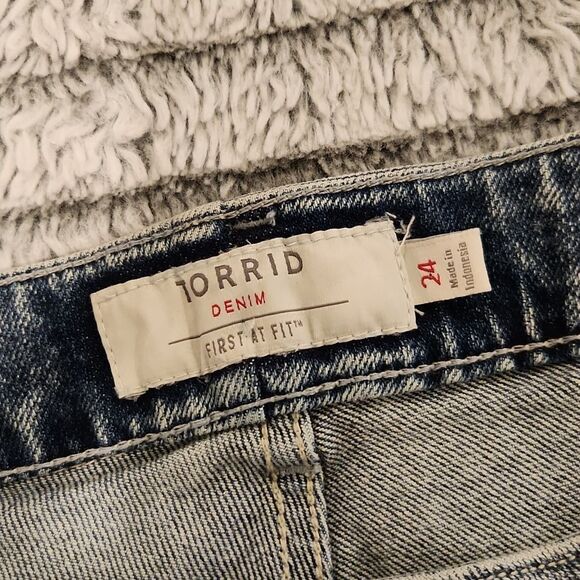 Light wash, stonewash high waist distressed Torrid jean shorts size 24. - Picture 2 of 10